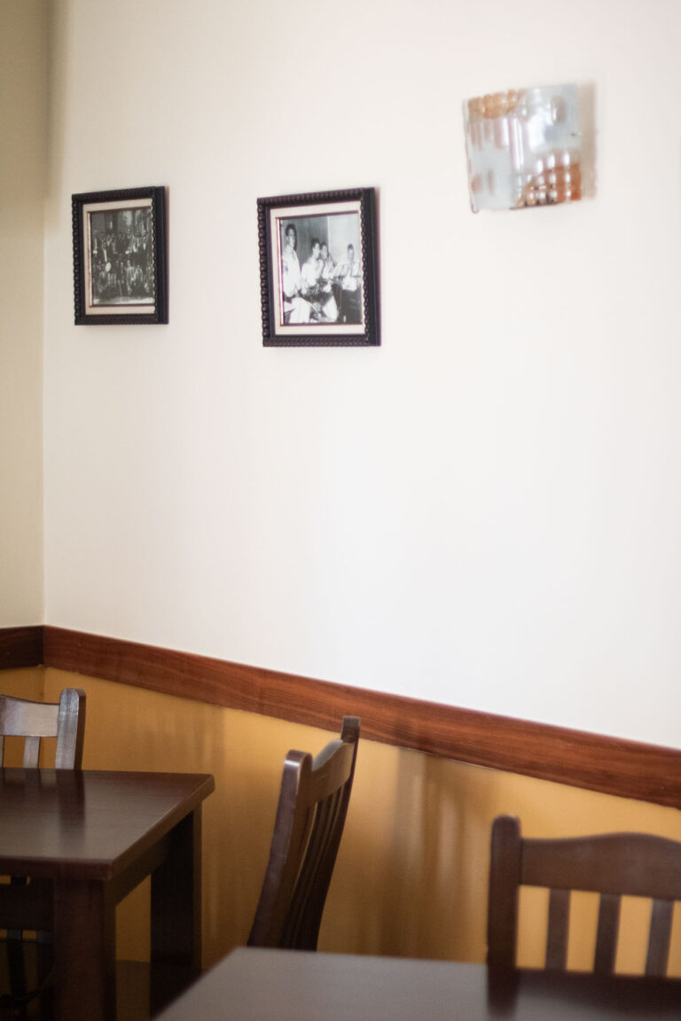 Fotografías antiguas en blanco y negro colgadas en la pared del comedor
