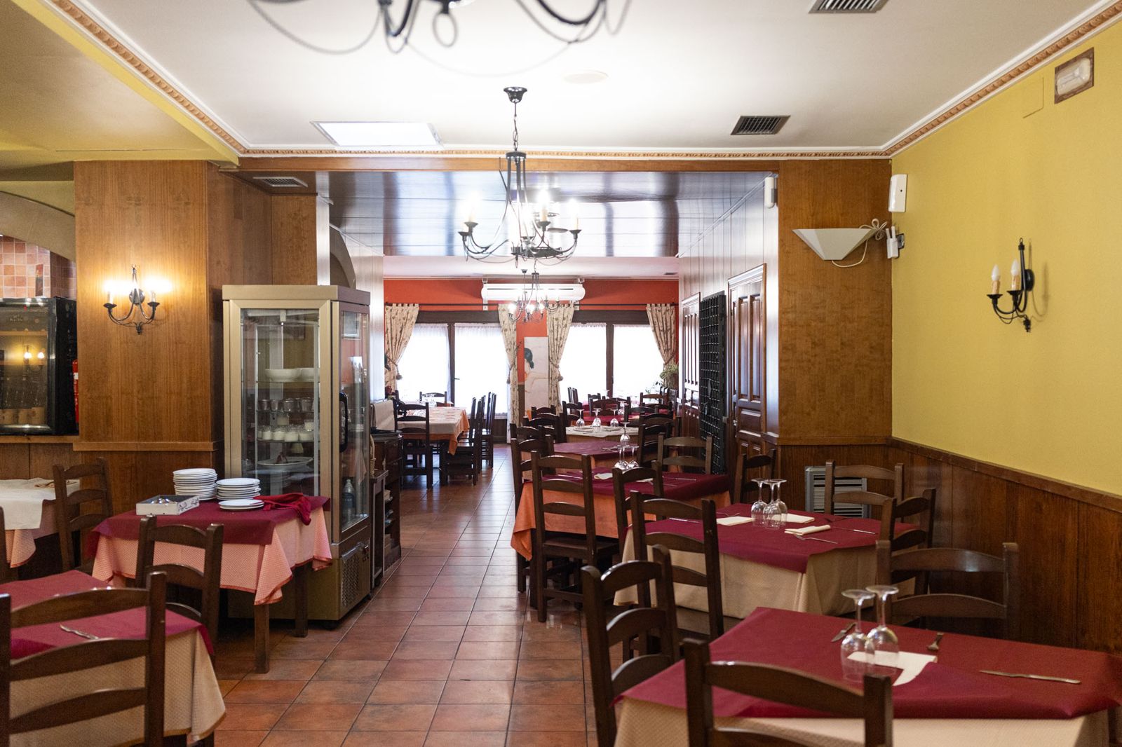 El comedor principal con mesas puestas