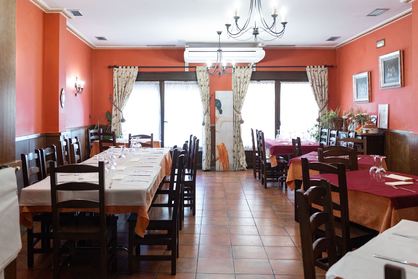 El salón grande, preparado para una comida de grupo