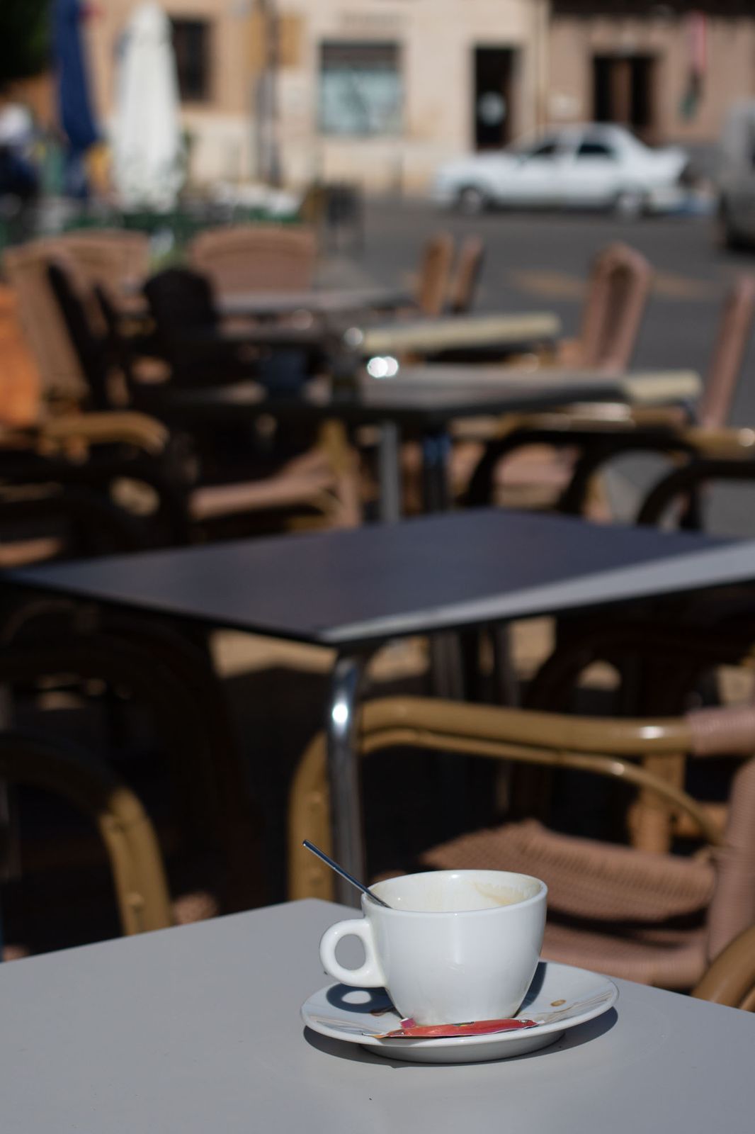 Café en la terraza, con la Plaza Mayor de Villada al fondo